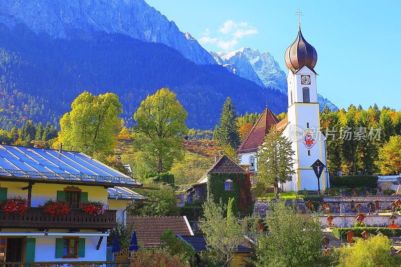 巴洛克式的圣约翰尼斯德尔Täufer教堂在Grainau阿尔卑斯村与Zugspitze, Waxenstein和Alpspitze景观-戏剧性的风景在巴伐利亚阿尔卑斯山，德国，附近的Karwendel山脉-雄伟的高山景观秋天-加尔米施，德国巴伐利亚